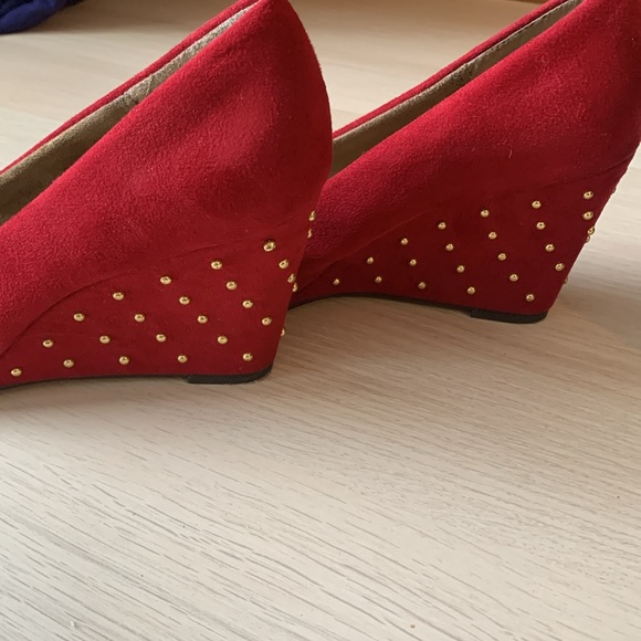 Aerosoles Red Wedges with gold detail - Picture 4 of 6